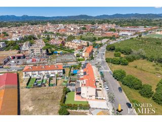 Casa adossada  Calle salvador espriu 15. Exclusiva casa adosada con jardín privado, buhardilla y garaje p