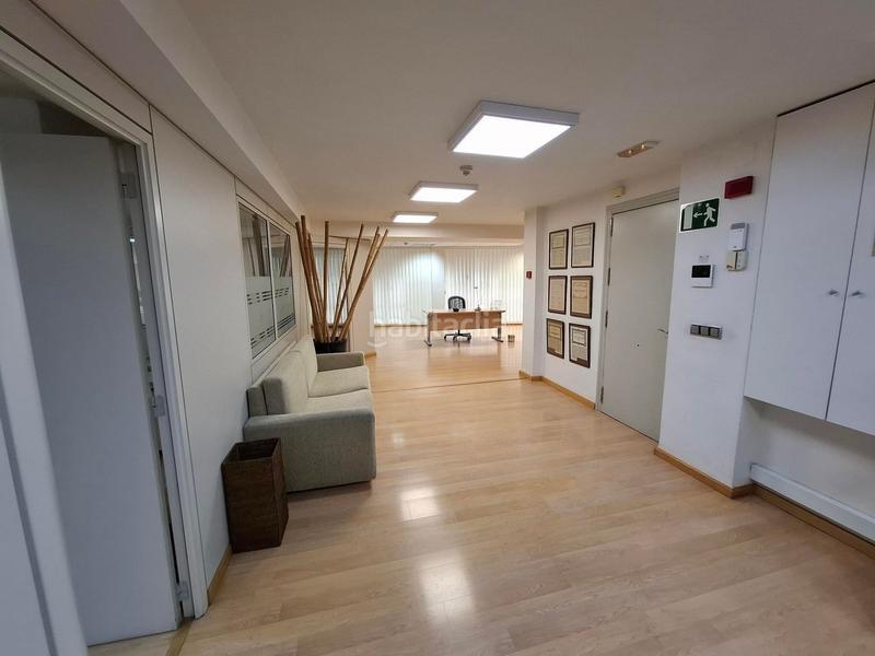 Foto 0f97c2d3-6ab9-49d3-9ef8-5aa944d7c43e. Bureau dans calle de los artilleros 6 dans Barrio del Centro Alicante