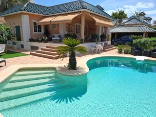 Chalet à Los Arenales del Sol. Chalet independiente en arenales del sol  6 hab  4 baños  piscin