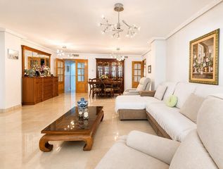 Appartement à Norte. Piso 276 m2  4 dormitorios  3 baños  garaje  av. ancha de castel