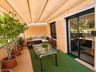 Lloguer Àtic a Mercado. Ático en alquiler con gran terraza solárium, garaje y trastero c