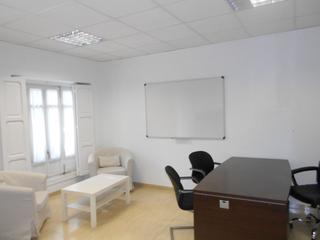 Rent Office space in El Carmen. Se alquila oficina en b. carmen.