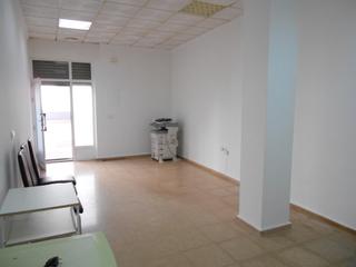 Lloguer Local Comercial a El Carmen. Se alquila local en b. carmen
