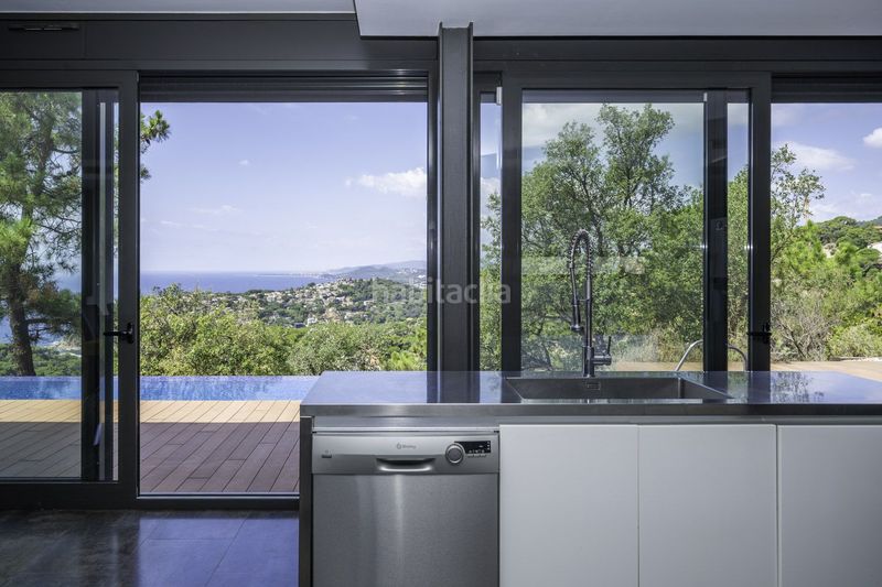 Foto db2a8cf4-d5d8-40a9-beb1-55ce819fd6aa. Casa amb calefacció aparcament a Canyelles Lloret de Mar