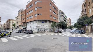 Location Local commercial à Arquitecto guardiola 3. Local comercial en alquiler con una superficie de 315 m2