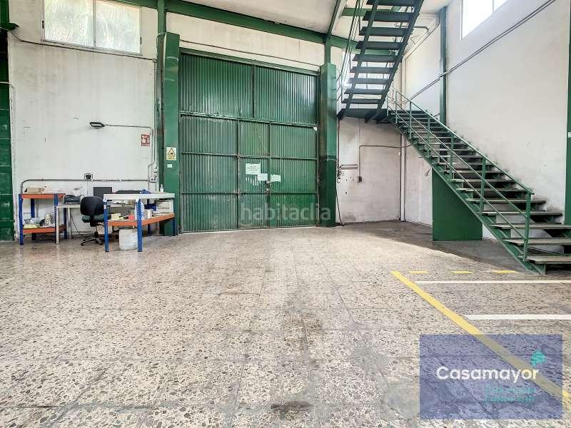 Foto 569b7282-6ceb-47bd-bee6-4bf48f9a7366. Alquiler nave industrial  en alquiler y venta, en dos alturas, con entreplanta para uso oficinas, muy luminosa, ubicada en polígono dentro d en Alicante