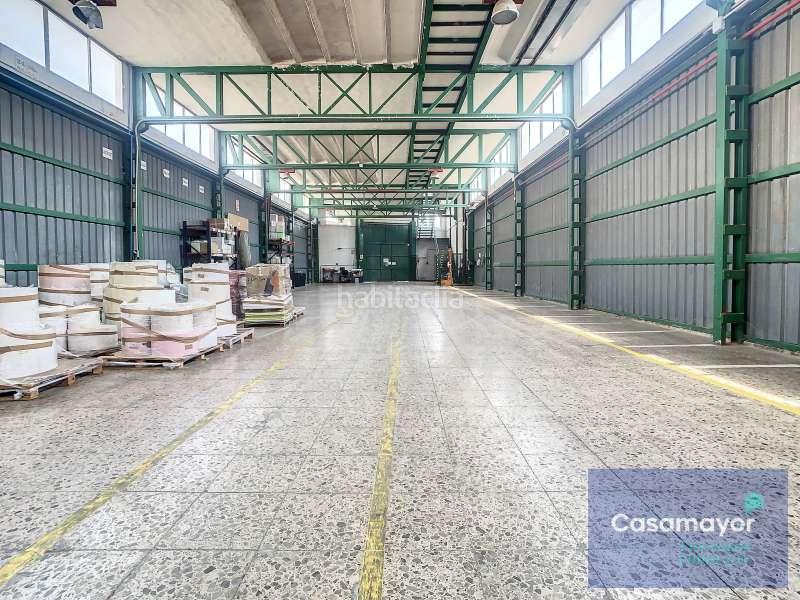 Foto a04a5440-18df-4607-889d-9b7504a59b6d. Alquiler nave industrial  en alquiler y venta, en dos alturas, con entreplanta para uso oficinas, muy luminosa, ubicada en polígono dentro d en Alicante