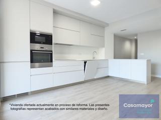 Flat  Calle reyes católicos. Vivienda de 3 dormitorios y 2 baños reformada a estrenar, en ple