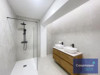 Pis  Calle reyes católicos. Vivienda de 3 dormitorios y 2 baños reformada a estrenar, en ple