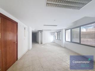 Bureau  Carrer arquebisbe loaces. Entreplanta comercial en venta y alquiler con gran superficie si