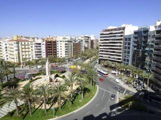 Rent Flat in Placa de los luceros 3. Luminosa vivienda en alquiler en plaza de los luceros.