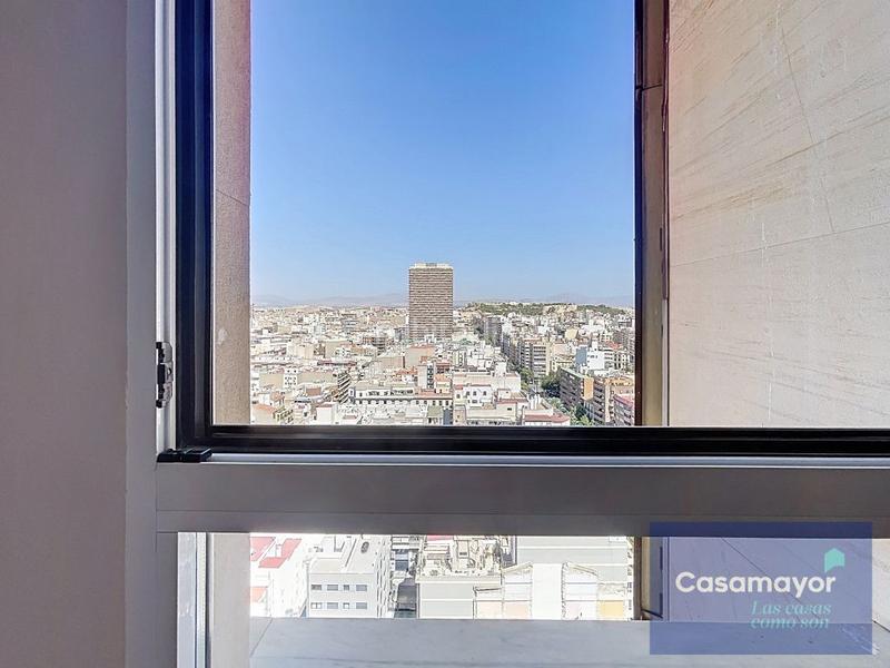 Foto 04ea9761-f514-40a1-91b2-5ba4def03aab. Piso vivir en las alturas elegancia, luz y vistas inigualables en Alicante