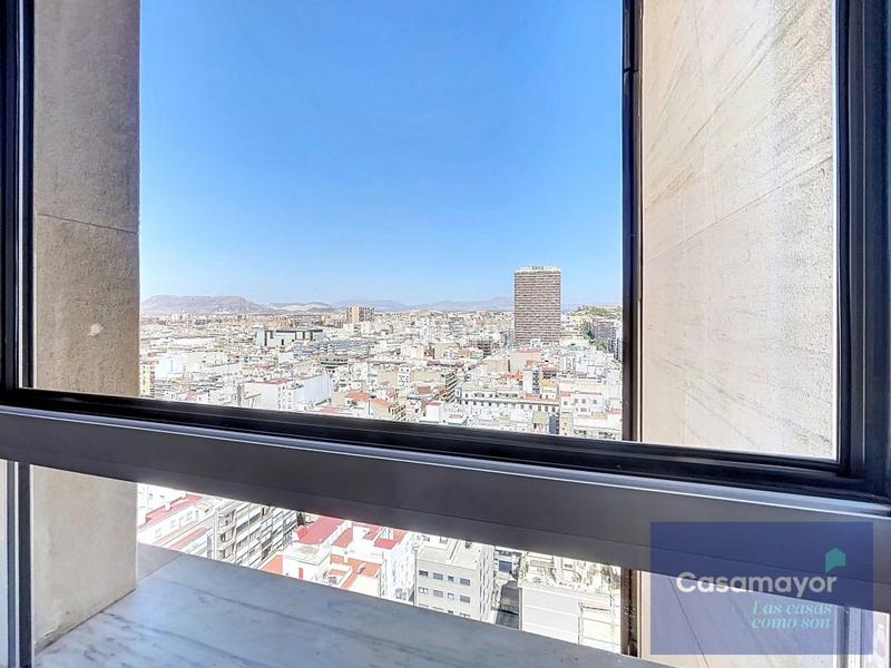 Foto 5528fbcd-f1b6-4312-8dfa-9e7b37353a7a. Piso vivir en las alturas elegancia, luz y vistas inigualables en Alicante