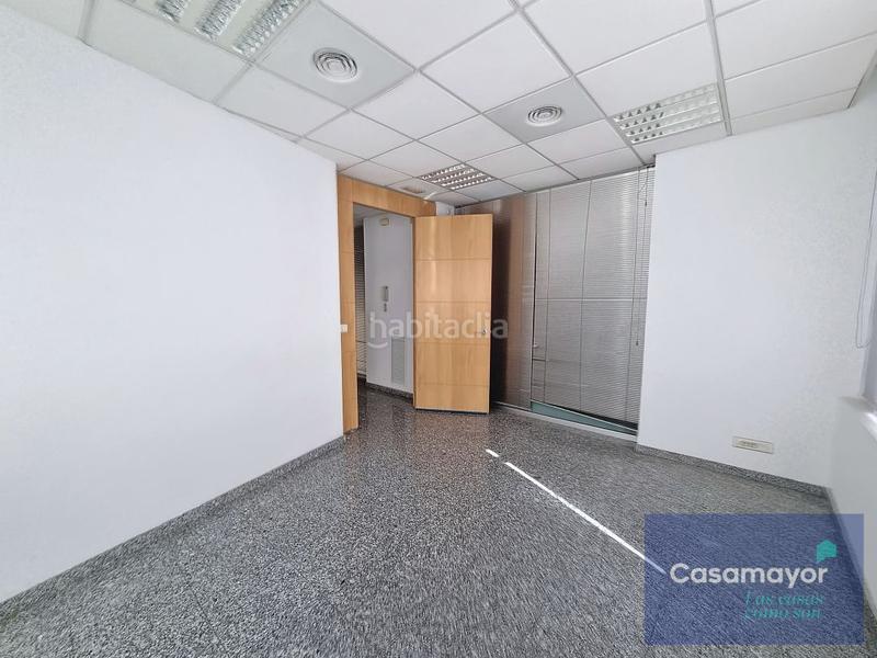 Foto 0baa00ef-df09-475e-b05d-ac4fc650afd1. Alquiler local comercial fabuloso local comercial en alquiler con amplia fachada y escaparates a tres calles. en Alicante