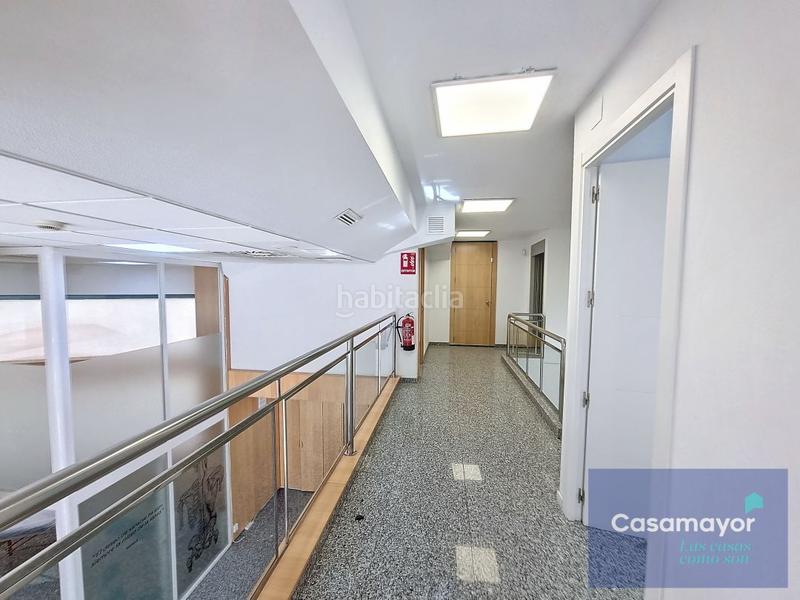 Foto 1bd59113-43b7-4f3e-b112-ba80641796ff. Alquiler local comercial fabuloso local comercial en alquiler con amplia fachada y escaparates a tres calles. en Alicante