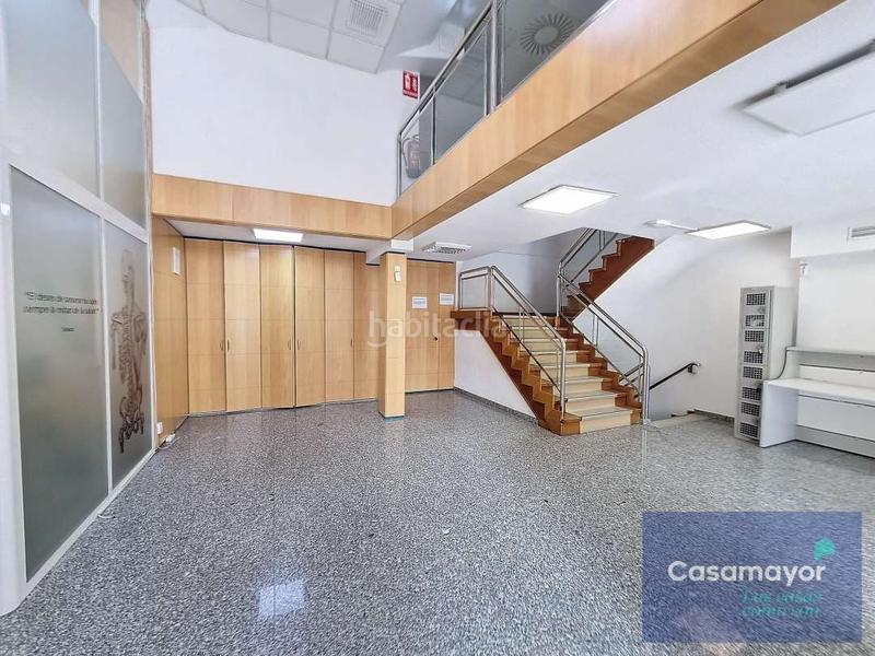 Foto 1e67420f-a4dc-4a8e-88f0-acf7783e8aec. Alquiler local comercial fabuloso local comercial en alquiler con amplia fachada y escaparates a tres calles. en Alicante