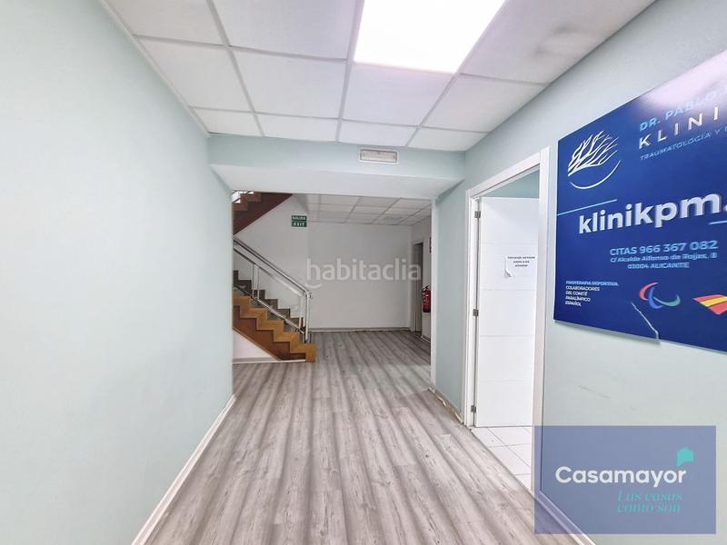Foto 2cc20ced-3a94-44c4-849c-8d7e234a047f. Alquiler local comercial fabuloso local comercial en alquiler con amplia fachada y escaparates a tres calles. en Alicante