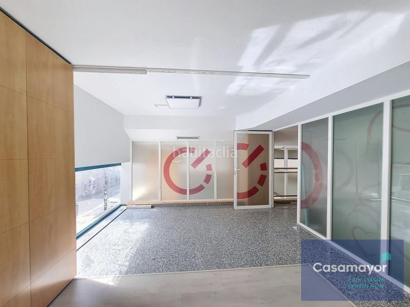 Foto 2e04c591-a550-46ea-8293-532fb4ec08db. Alquiler local comercial fabuloso local comercial en alquiler con amplia fachada y escaparates a tres calles. en Alicante