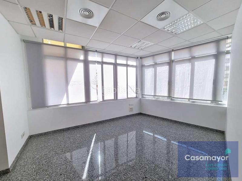 Foto 41caa653-079b-45dd-93f1-635987b479fd. Alquiler local comercial fabuloso local comercial en alquiler con amplia fachada y escaparates a tres calles. en Alicante