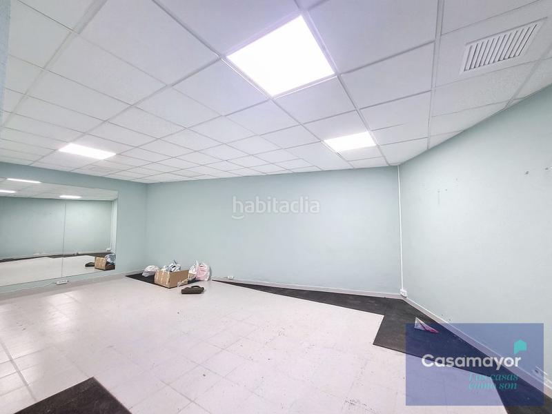 Foto 6dfa40e6-2928-449f-8248-e73897736496. Alquiler local comercial fabuloso local comercial en alquiler con amplia fachada y escaparates a tres calles. en Alicante