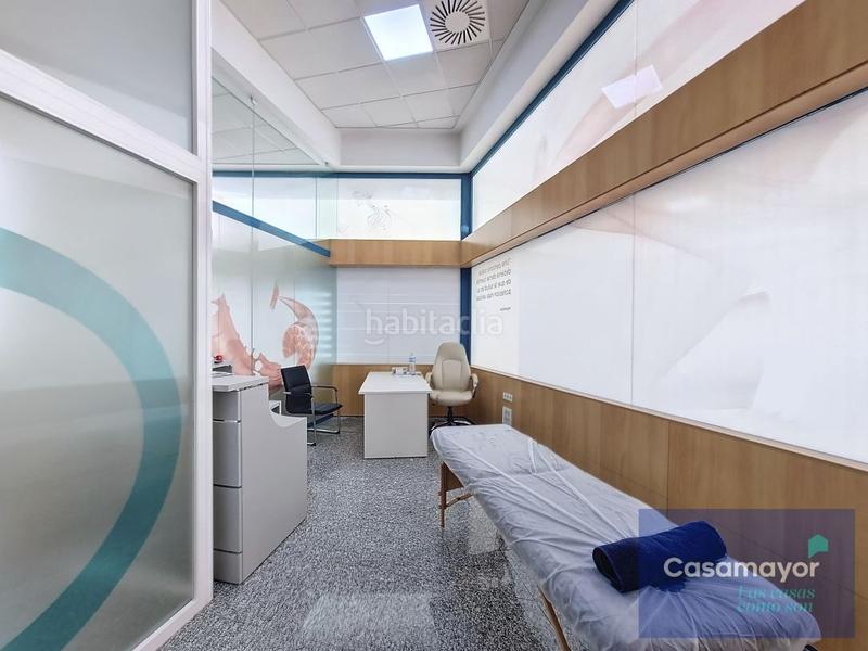 Foto 6eac7d93-fd12-48cc-98b4-593a1ec797ae. Alquiler local comercial fabuloso local comercial en alquiler con amplia fachada y escaparates a tres calles. en Alicante