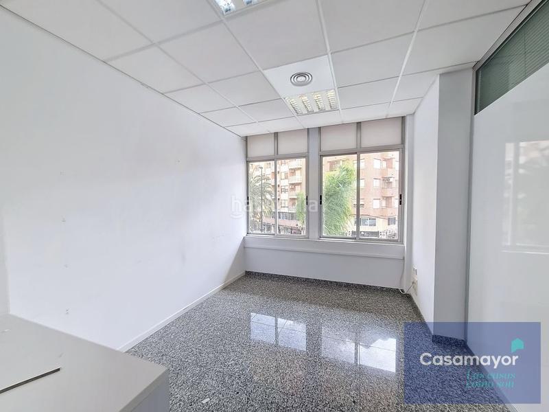 Foto 712ad7c0-94bc-470c-ac99-9d51e0e5d85c. Alquiler local comercial fabuloso local comercial en alquiler con amplia fachada y escaparates a tres calles. en Alicante