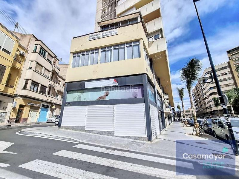 Foto 76feab60-6834-4791-9562-7cdc24f13d80. Alquiler local comercial fabuloso local comercial en alquiler con amplia fachada y escaparates a tres calles. en Alicante