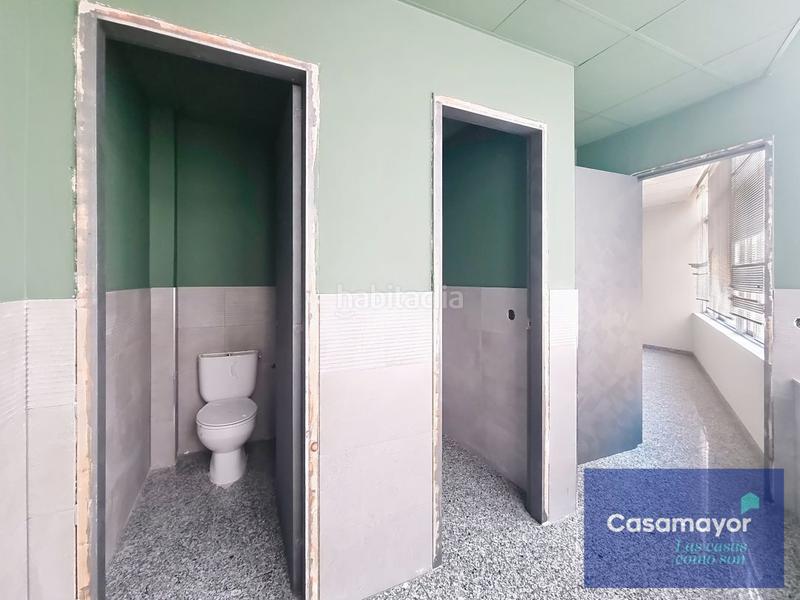 Foto 81741734-09a9-4c3e-95a1-12d226104e18. Alquiler local comercial fabuloso local comercial en alquiler con amplia fachada y escaparates a tres calles. en Alicante