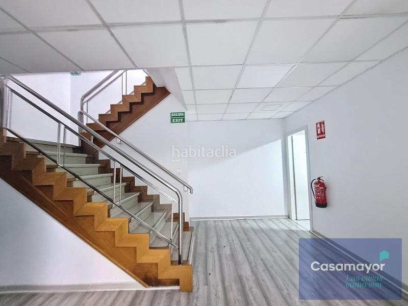 Foto 94900b75-76f1-4447-a537-418d10739091. Alquiler local comercial fabuloso local comercial en alquiler con amplia fachada y escaparates a tres calles. en Alicante