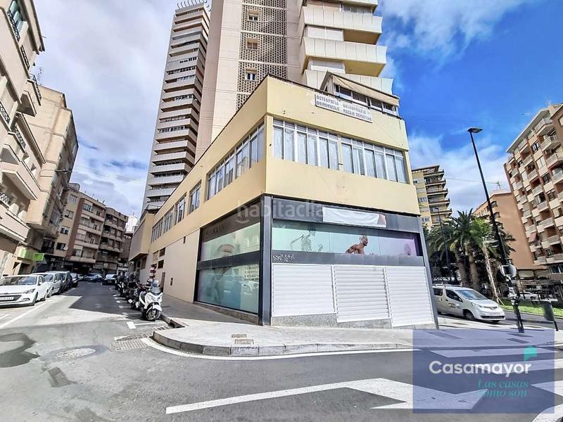 Foto 98b5b3a5-01bf-42a7-a026-cb10e9702661. Alquiler local comercial fabuloso local comercial en alquiler con amplia fachada y escaparates a tres calles. en Alicante
