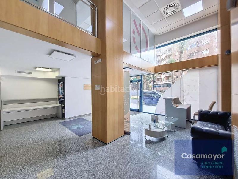 Foto a2a21e8a-25b3-4a70-9fde-88e81454a3ad. Alquiler local comercial fabuloso local comercial en alquiler con amplia fachada y escaparates a tres calles. en Alicante
