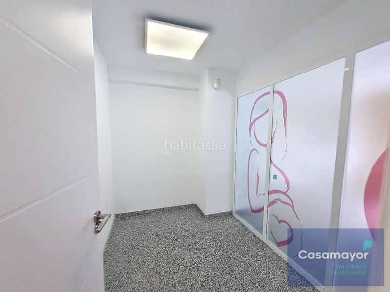 Foto c25e31e0-2d3f-4043-817b-2cbc6fc56e51. Alquiler local comercial fabuloso local comercial en alquiler con amplia fachada y escaparates a tres calles. en Alicante