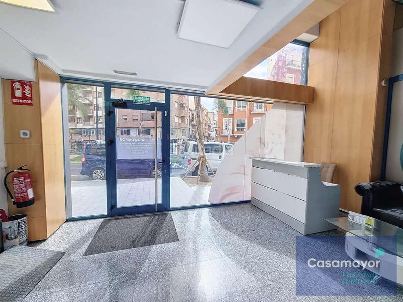 Foto c5ee0088-f690-4a91-8495-b47c60a32aea. Alquiler local comercial fabuloso local comercial en alquiler con amplia fachada y escaparates a tres calles. en Alicante