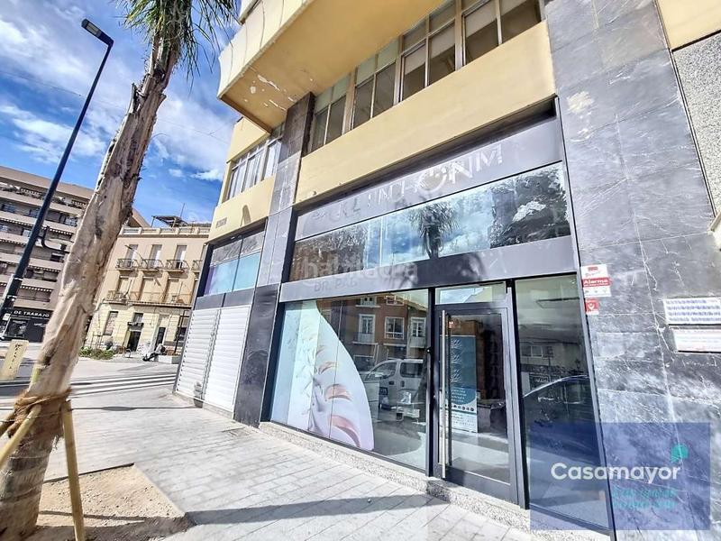 Foto eb180fb7-fb7d-4dd5-877b-5c3fbced5580. Alquiler local comercial fabuloso local comercial en alquiler con amplia fachada y escaparates a tres calles. en Alicante