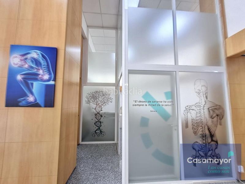 Foto f2085b8e-82d5-4af1-8994-8f40ae37a86e. Alquiler local comercial fabuloso local comercial en alquiler con amplia fachada y escaparates a tres calles. en Alicante