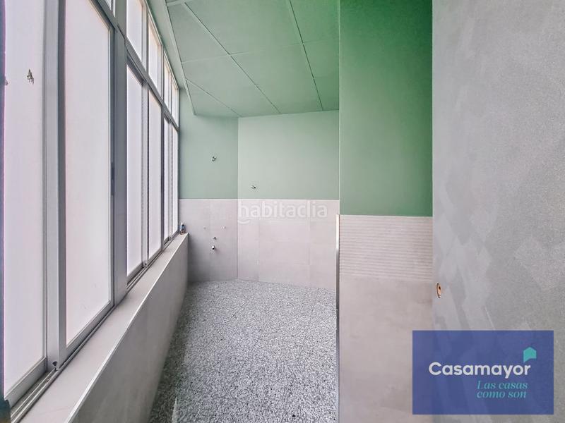 Foto f35600c5-25f0-4a8d-b33d-e20bd1754372. Alquiler local comercial fabuloso local comercial en alquiler con amplia fachada y escaparates a tres calles. en Alicante