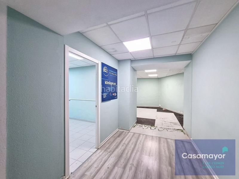 Foto f66dd8b0-c3b1-4428-aebd-5d90063cac30. Alquiler local comercial fabuloso local comercial en alquiler con amplia fachada y escaparates a tres calles. en Alicante