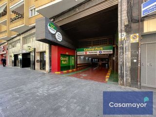 Autoparkplatz in Carrer navas 41. Plaza de garaje en parking privado central park
