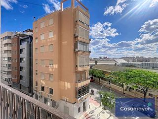 Alquiler Piso  Avenida salamanca 22. Amplia y luminosa vivienda de 3 dormitorios frente a renfe, en a