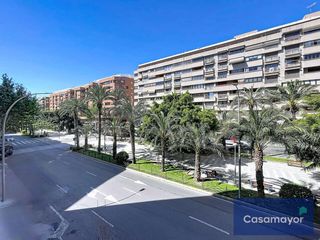 Pis a Calle castellar 6. Vivienda luminosa con garaje en pleno centro de alicante, junto