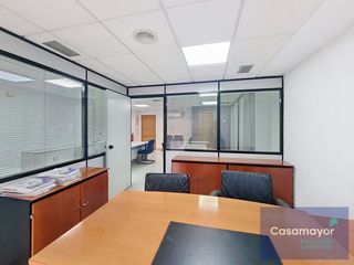 Oficina a Barrio del Centro. Oficina comercial en venta en edificio exclusivo y con trastero