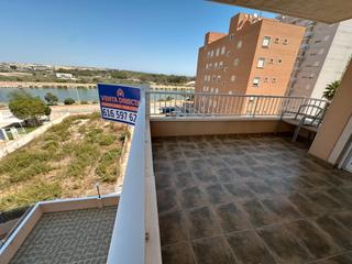 Apartamento en Carrer basilio paredes 9. Apartamento con gran terraza y vistas panorámicas a solo 10 minu