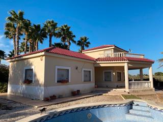 Chalet  Partida daimes 1. Se vende precioso chalet independiente con piscina privada, ubic