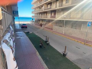 Apartament a Carrer jorge juan 2. Apartamento de 3 dormitorios, a 20 metros del mar .