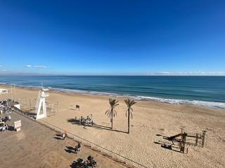 Apartament a Carrer antonio machado 1. Apartamento en primera línea de playa con terraza de 35 m2