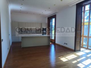 Rent Flat in El Mercat. Gran piso con 131,52 m2 y 2 hab. en plaza españa