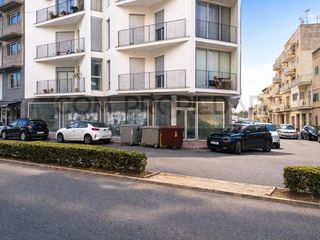 Locale commerciale in Manacor Centre. Local comercial de 377 m2 en esquina avenida principal manacor