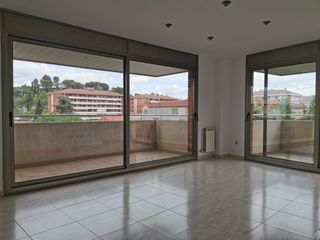 Location Appartement  Avinguda de les bases de manresa. Pis seminou ampli amb pça d'aparcament gran!