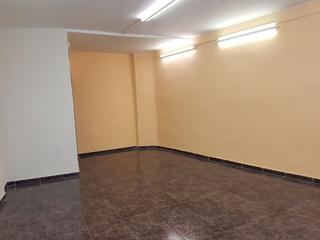 Location Local commercial  Carrer de sant andreu. Local comercial, molt econòmic!