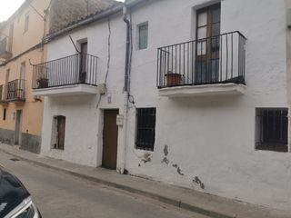 Building  Carrer puig. Se vende casa de dos plantas  con inquilinos y local con licenci